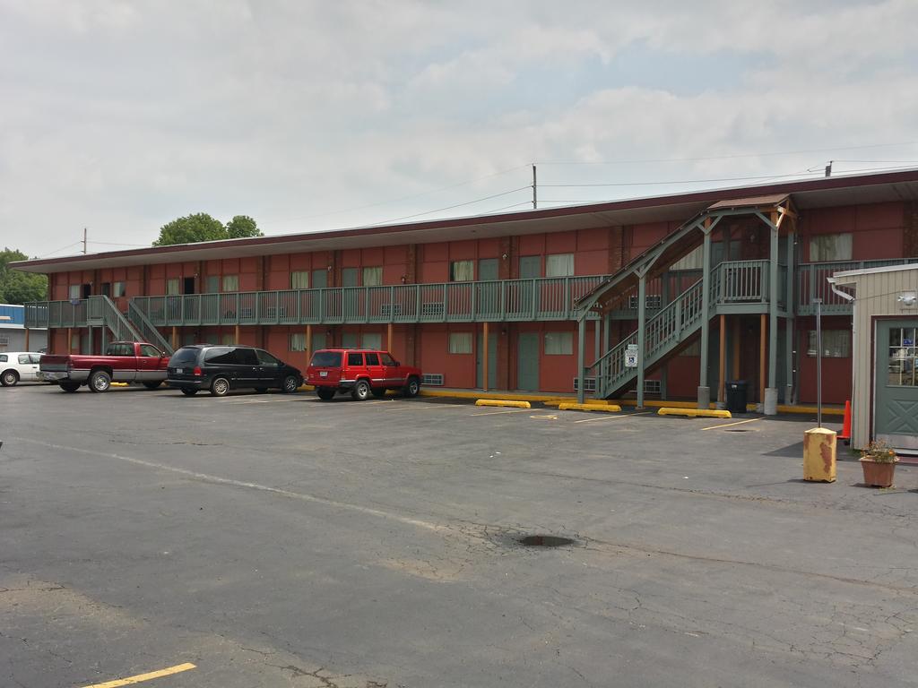 Trailway Motel - Fairview Heights