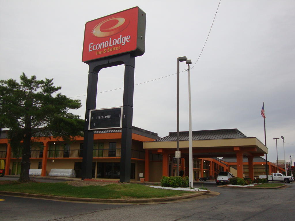 Econo Lodge Inn and Suites