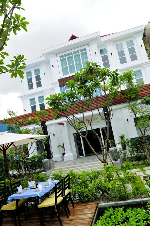 The Frangipani Villa Hotel II