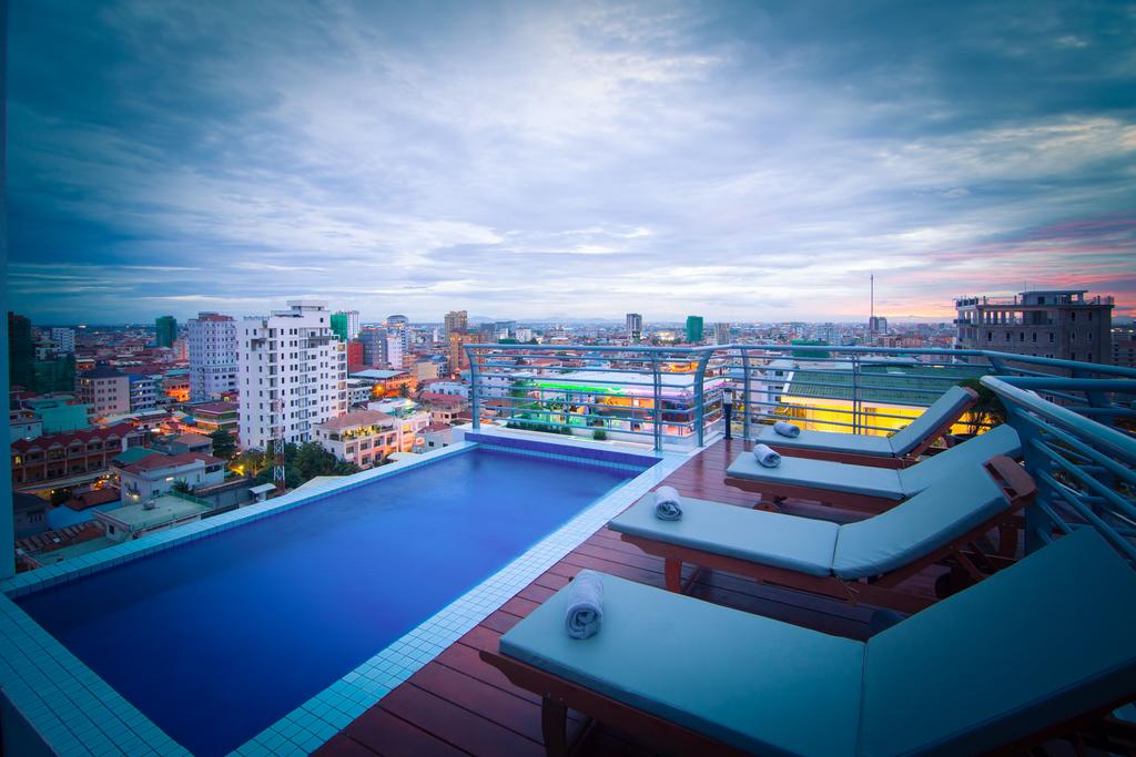 Colina Boutique Hotel and Breezy Sky Bar