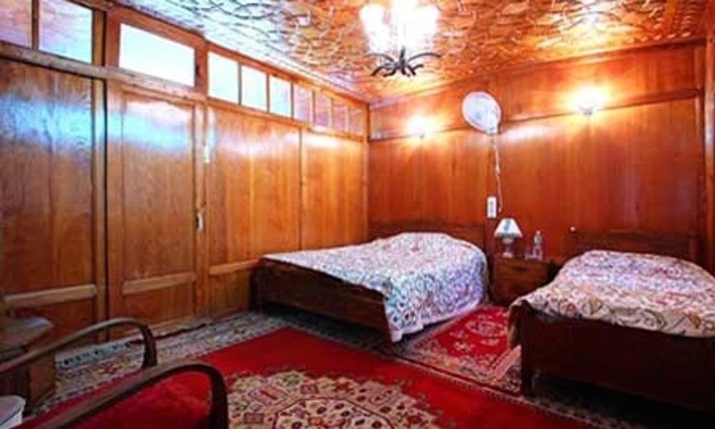 kashmir treat group of houseboats