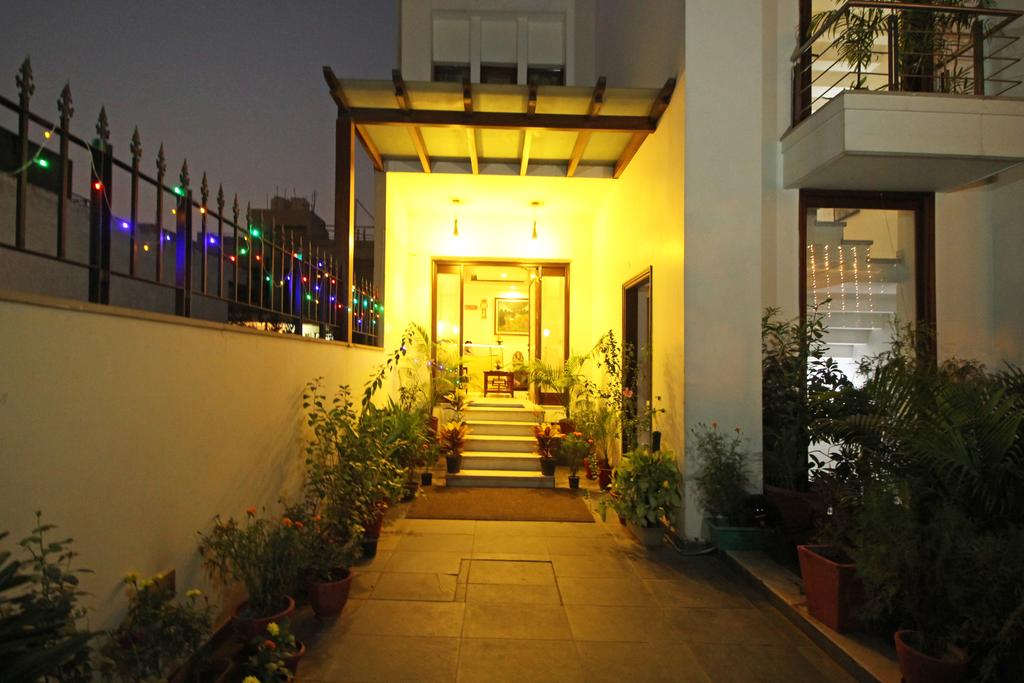 Mint Sarojville Suites