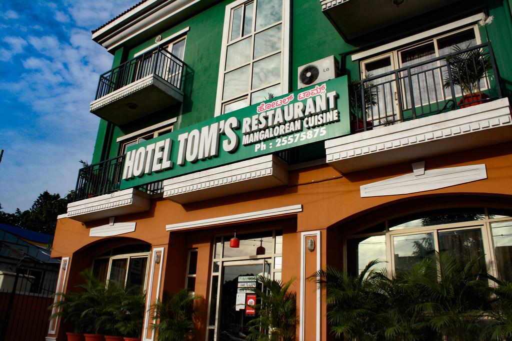 Toms Hotel