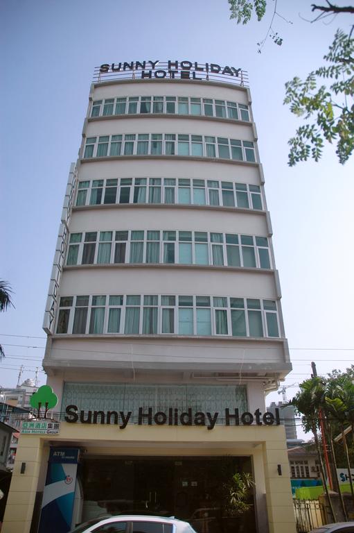 Sunny Holiday Hotel